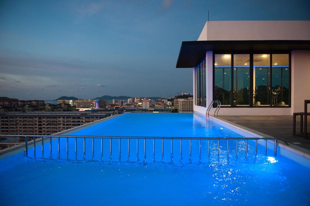 Bazén v ubytování Sky Hotel nebo v jeho okolí