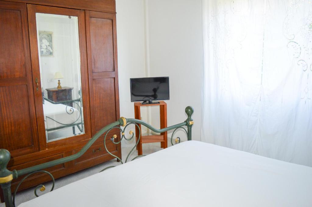 A television and/or entertainment centre at Homiday - Villino Filippi