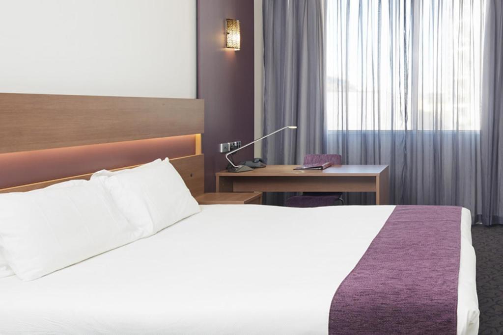 Postel nebo postele na pokoji v ubytování Quality Hotel Ambassador Perth