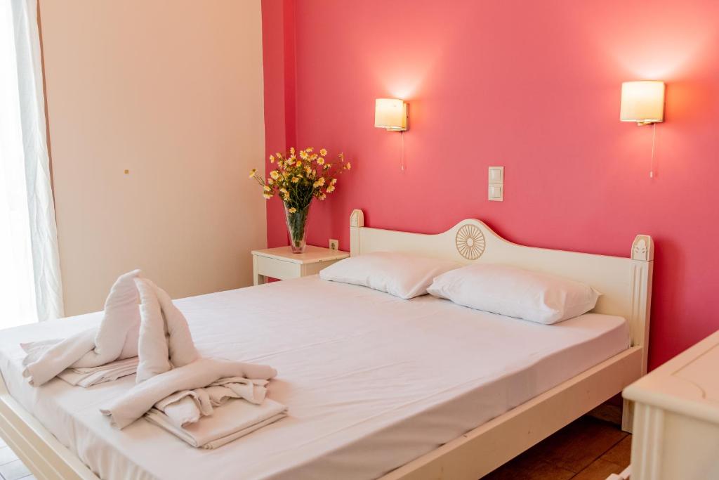 Postel nebo postele na pokoji v ubytování Almyra Apartments & Suites