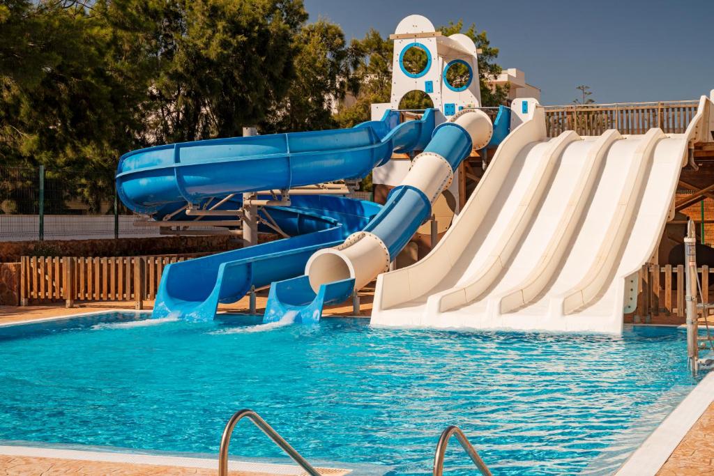 Bazén v ubytování Hotel Cabogata Jardín nebo v jeho okolí