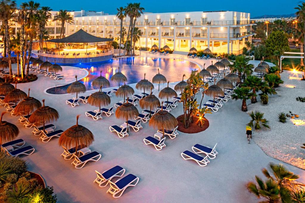 Bazén v ubytování Hotel Cabogata Jardín nebo v jeho okolí