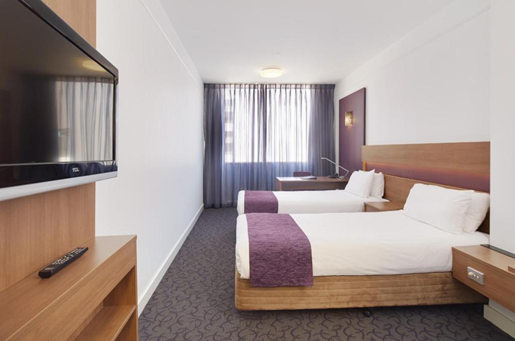 TV a/nebo společenská místnost v ubytování Quality Hotel Ambassador Perth