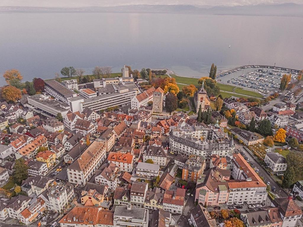 una vista aérea de una ciudad con edificios en Budgetapartment Zeppelin von Swisspartments, en Arbon