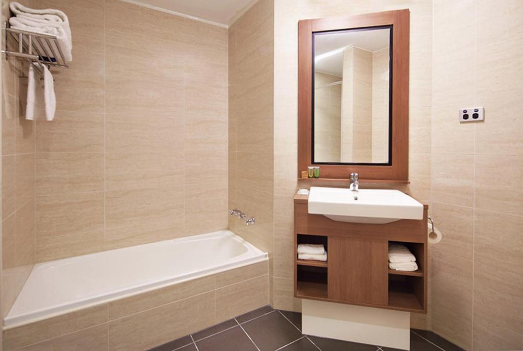 Koupelna v ubytování Quality Hotel Ambassador Perth