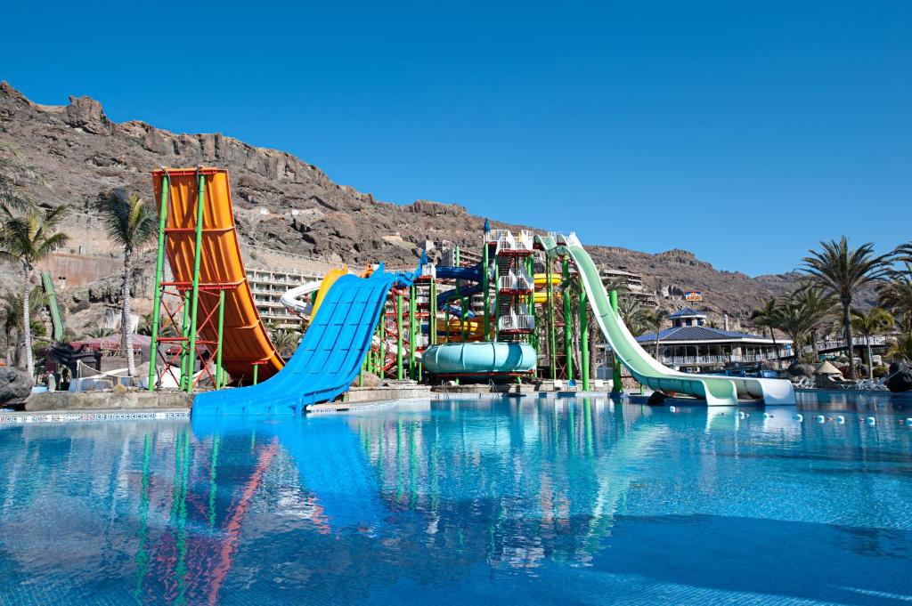 een waterpark met een glijbaan in het water bij Hotel LIVVO Costa Taurito & Aquapark in Taurito