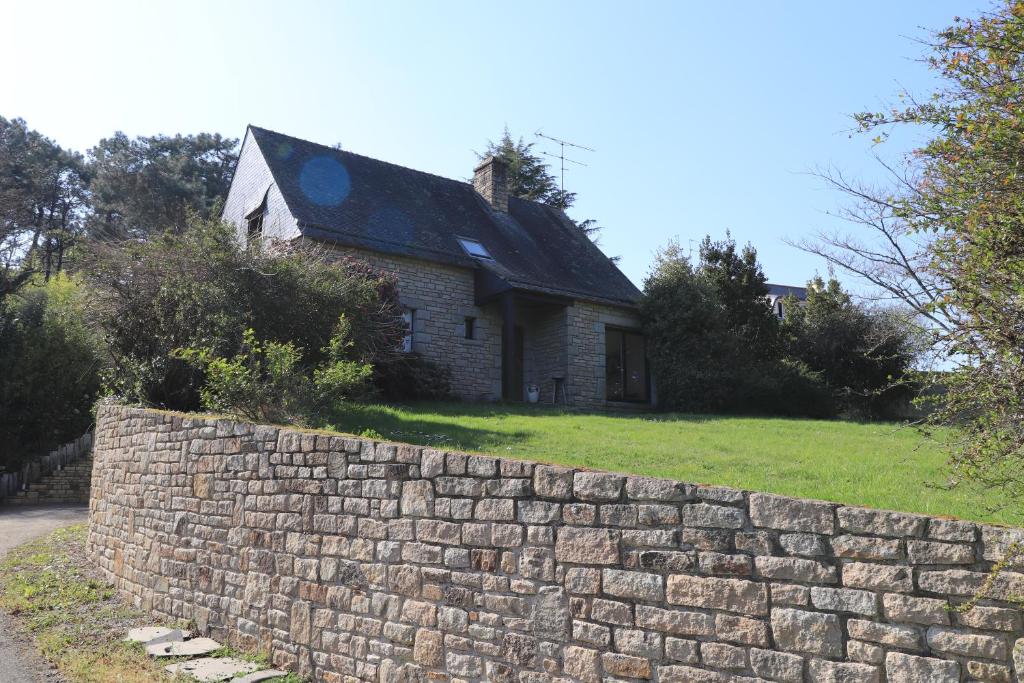 KER CECILE, MAISON AVEC TERRASSE - JARDIN - BARBECUE - PING-PONG - WIFI - 5 CHAMBRES - Housity