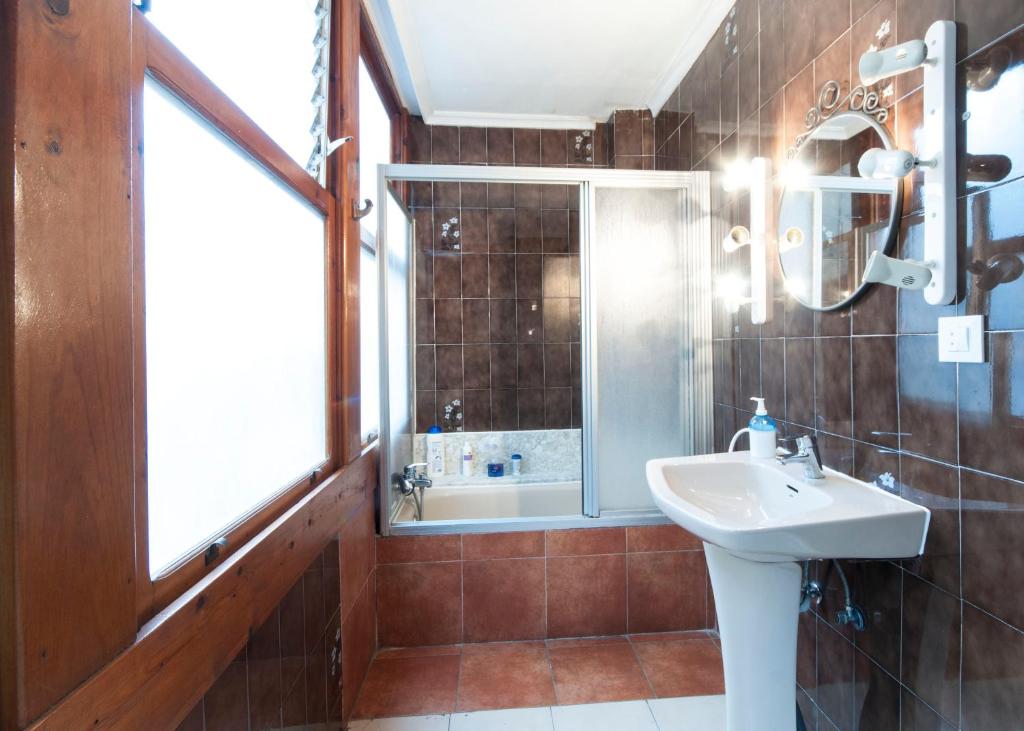 Pension Iberia - Twin Room With Shared Bathroom