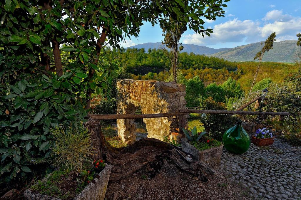 eine Holzbank inmitten eines Gartens in der Unterkunft Tenuta di Vico Moricino in Anagni