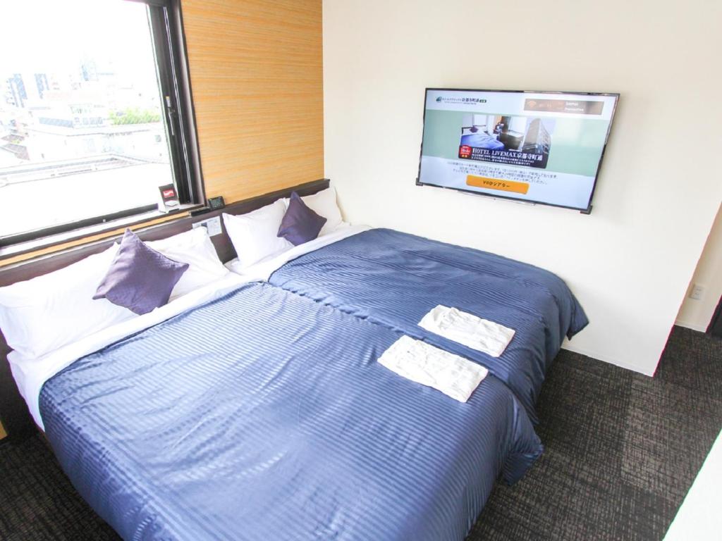 Postel nebo postele na pokoji v ubytování HOTEL LiVEMAX Kyoto Teramachidori