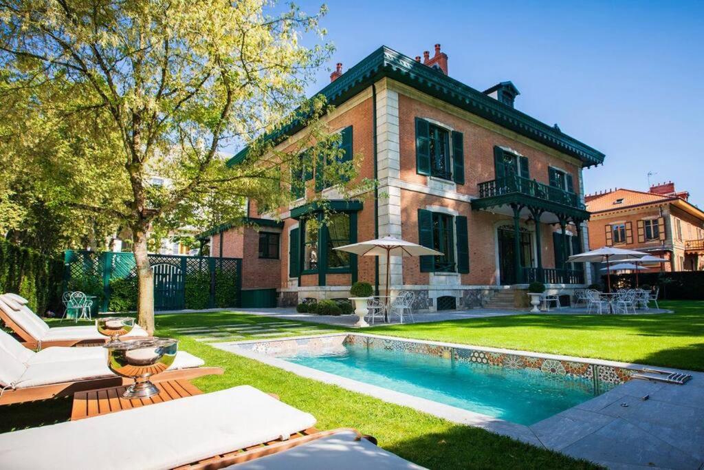Bazén v ubytování Villa - Chalet Clermont-Tonnerre avec piscine en centre-ville nebo v jeho okolí