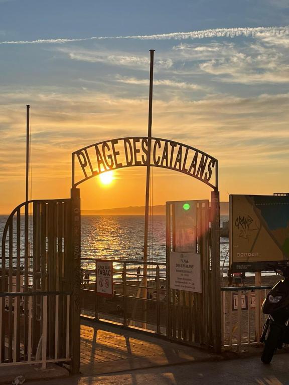 - un coucher de soleil sur l'océan depuis la jetée dans l'établissement Magnifique appartement proche plage Marseille 7, à Marseille