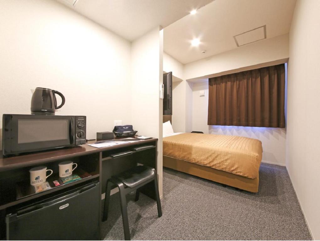 Postel nebo postele na pokoji v ubytování HOTEL LiVEMAX Chiba Chuo-Ekimae