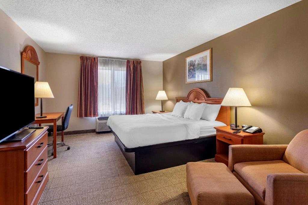 Habitación de hotel con cama y TV en Quality Inn & Suites Rockport - Owensboro North en Rockport