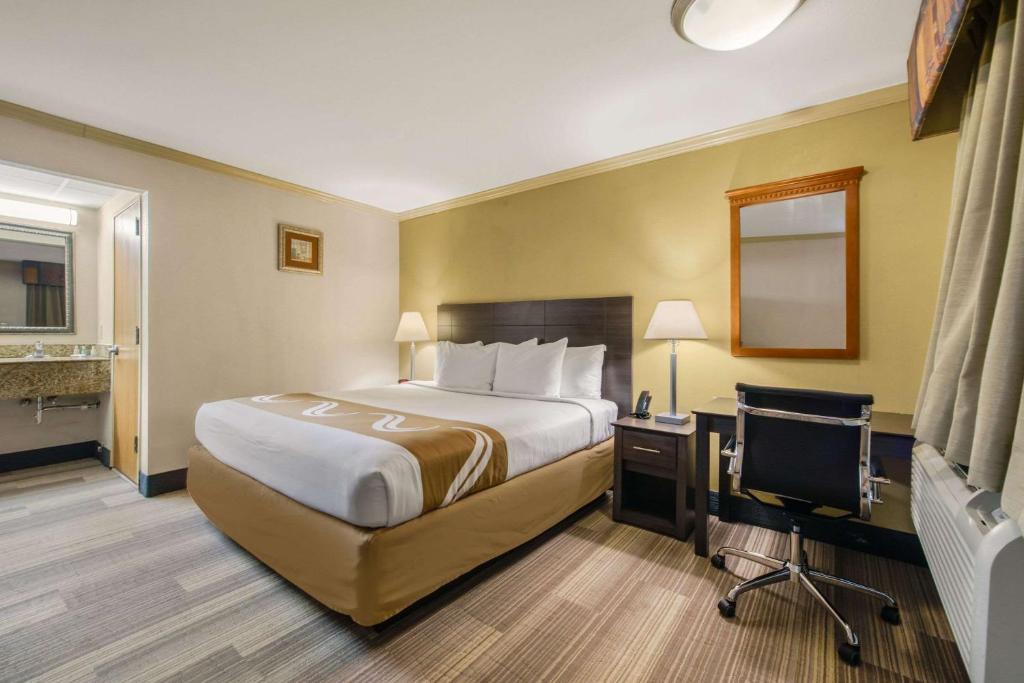 Postel nebo postele na pokoji v ubytování Hibiscus Inn & Suites