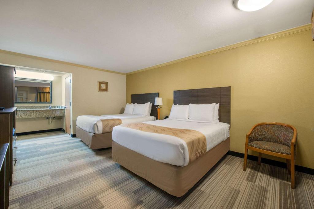 Posteľ alebo postele v izbe v ubytovaní HIBISCUS Inn & Suites