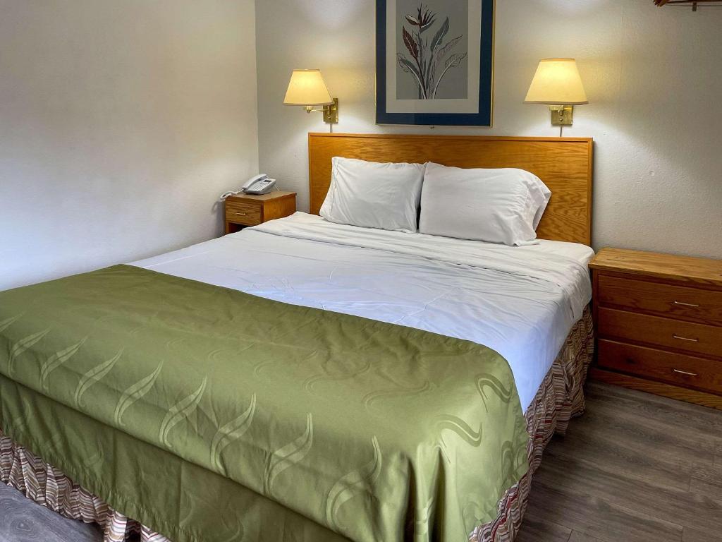 Postel nebo postele na pokoji v ubytování Rodeway Inn & Suites Omak - Okanogan