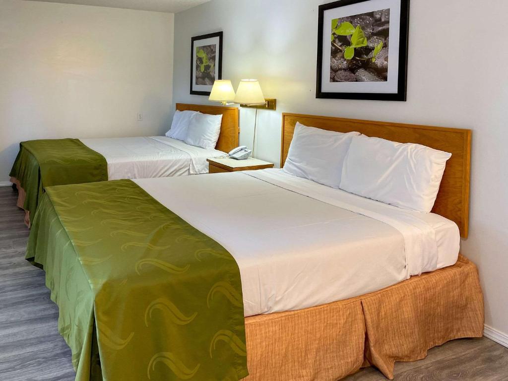 Postel nebo postele na pokoji v ubytování Rodeway Inn & Suites Omak - Okanogan