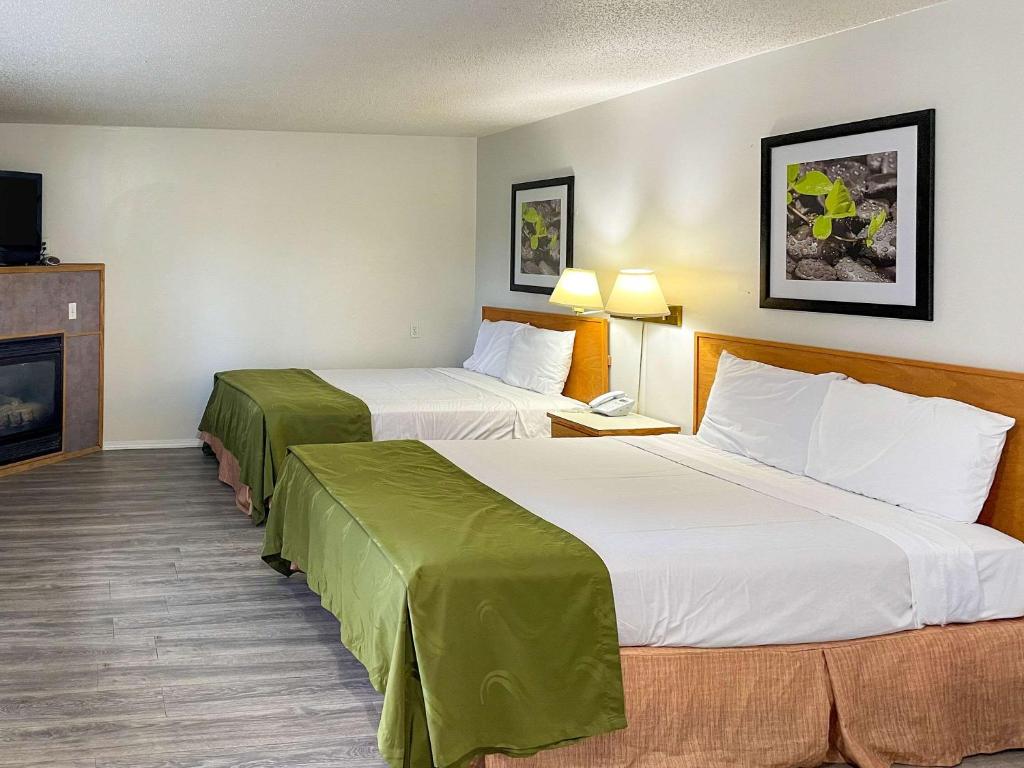 Postel nebo postele na pokoji v ubytování Rodeway Inn & Suites Omak - Okanogan