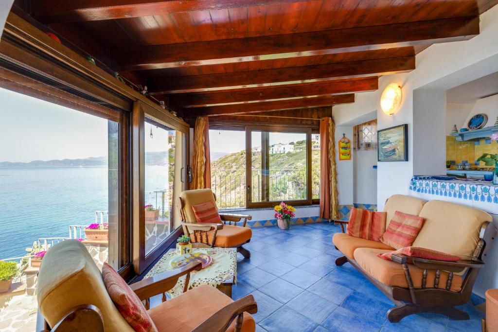 sala de estar con vistas al agua en Azzurra, en Magomadas
