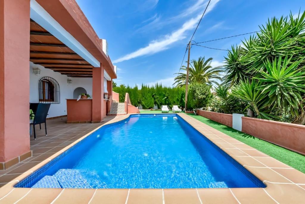une piscine dans l'arrière-cour d'une maison dans l'établissement Villas Guzman - Mouna, à Calp