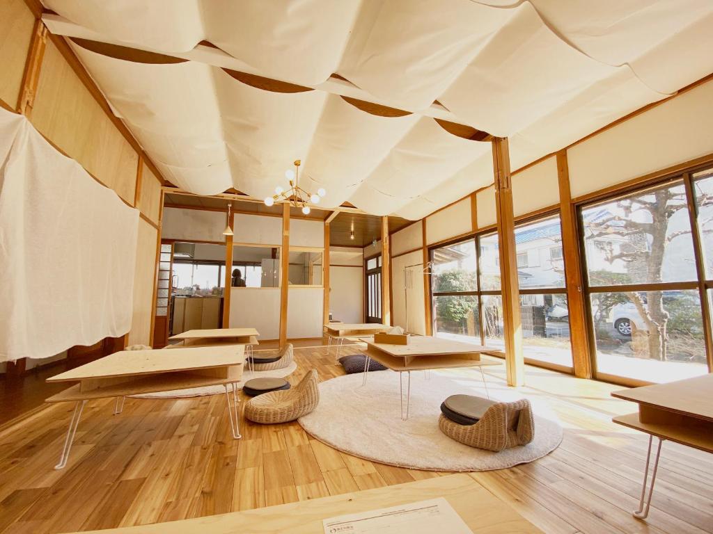 Habitación con mesas, sillas y ventanas. en 湊庵 赤橙 -so-an sekitou-, en Inatori