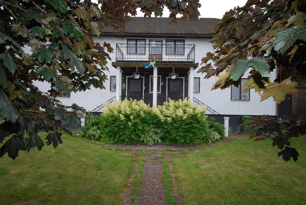 a large white house with a yard in front of it at Skärplinge Gästis B&B in Skärplinge