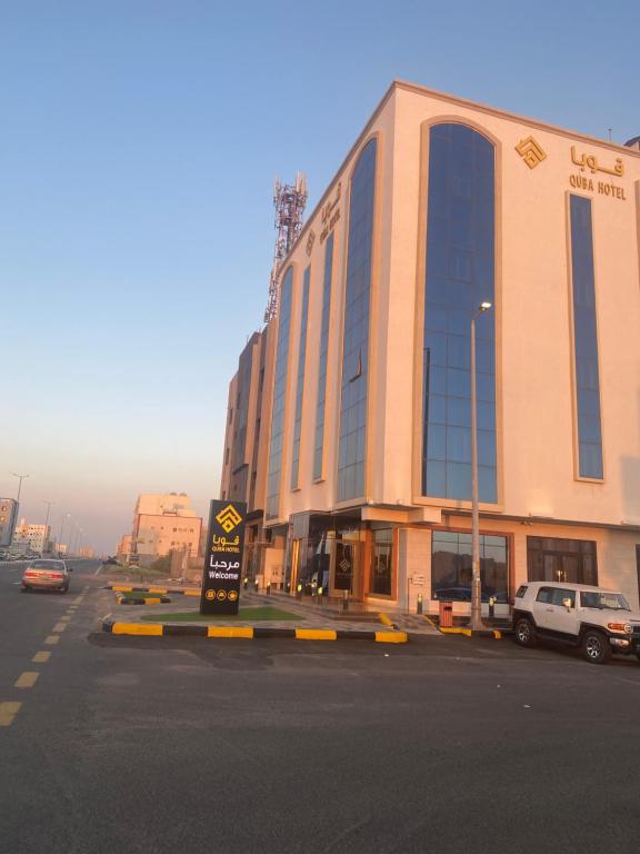 un gran edificio al lado de una calle en فندق قوبا السويس, en Jazan