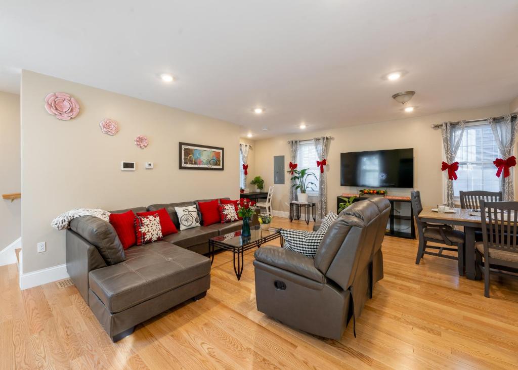 a living room with a couch and a table at 284 - 5BR Boston - Peaceful House near England Aqua in Quincy