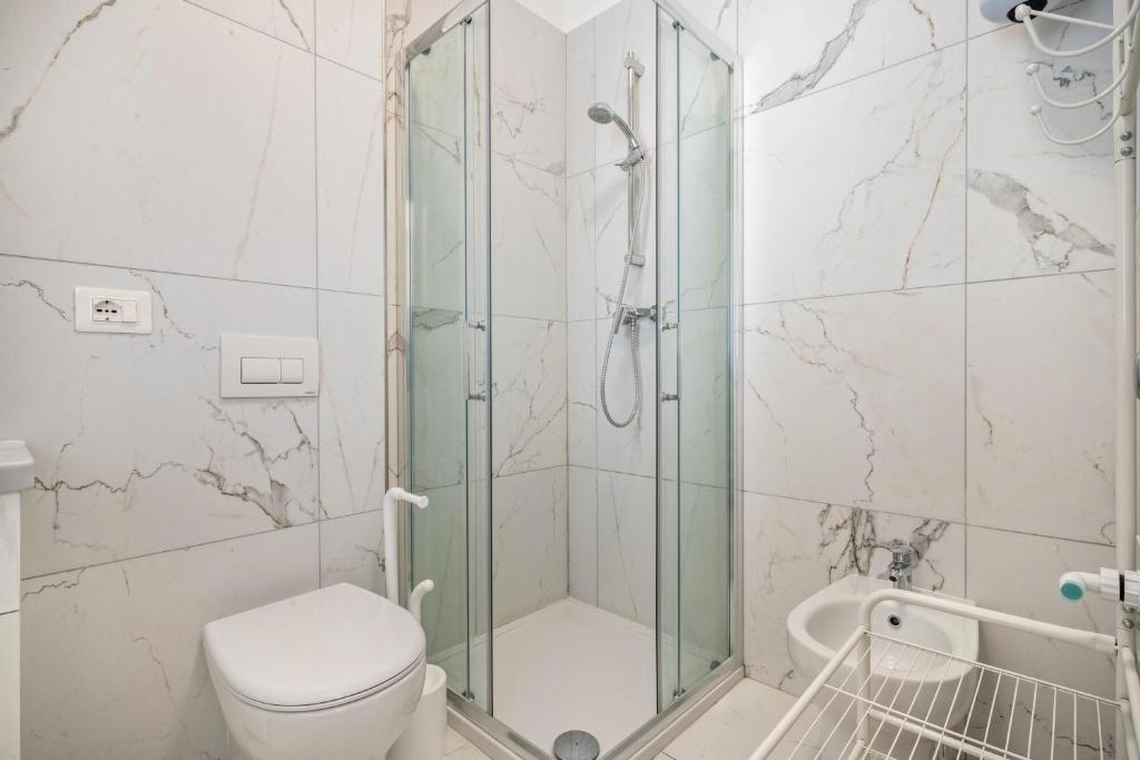 łazienka z prysznicem i toaletą w obiekcie Planet Suite 303 w Bibione