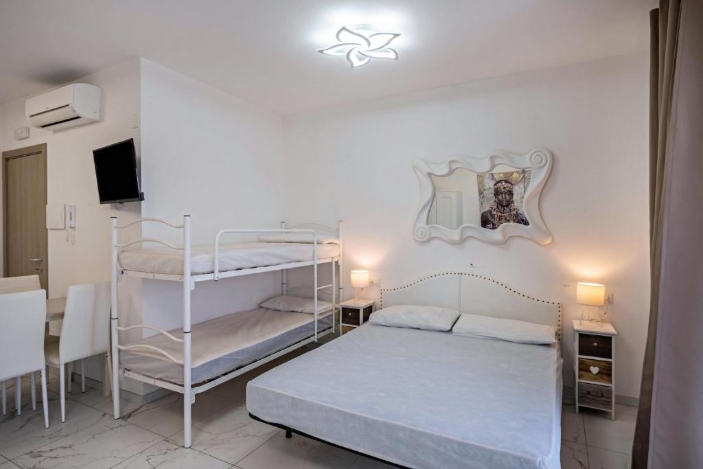 Łóżko lub łóżka w pokoju w obiekcie Planet Suite 303