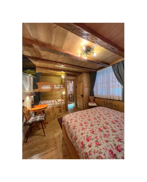 Łóżko lub łóżka w pokoju w obiekcie NONNA PINA Appartamento FIORI
