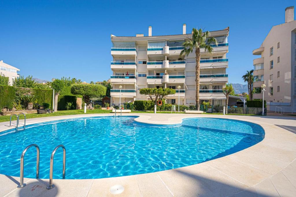 a large swimming pool in front of a building at Estrella 2 BA Spaniahome in Albir