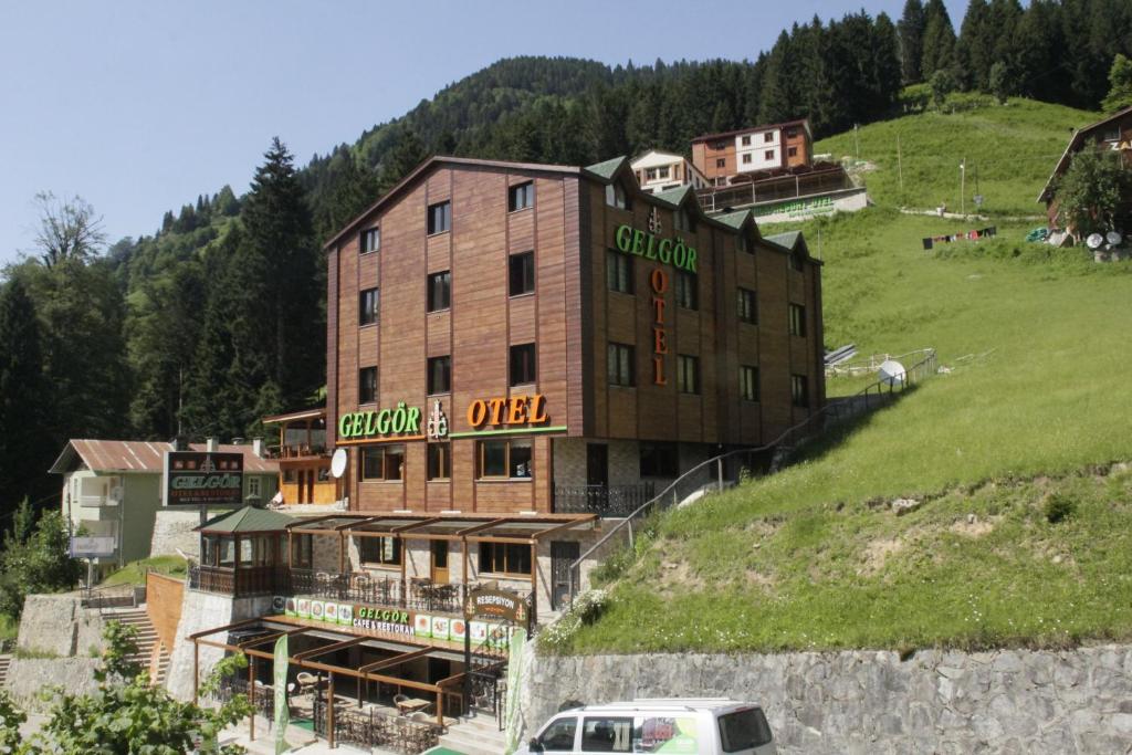 ein Gebäude an der Seite eines Hügels in der Unterkunft Gelgor Hotel in Ayder Yaylasi