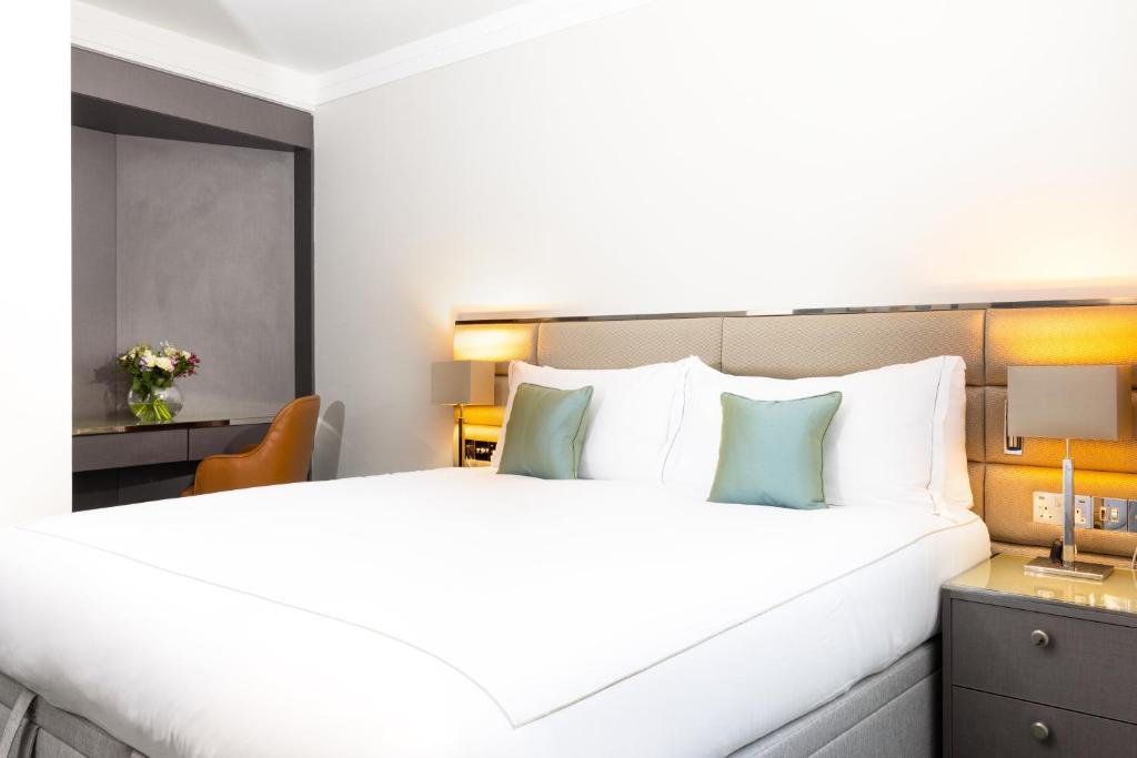 Postel nebo postele na pokoji v ubytování 15 Basil Street Knightsbridge, Luxury Serviced Apartments