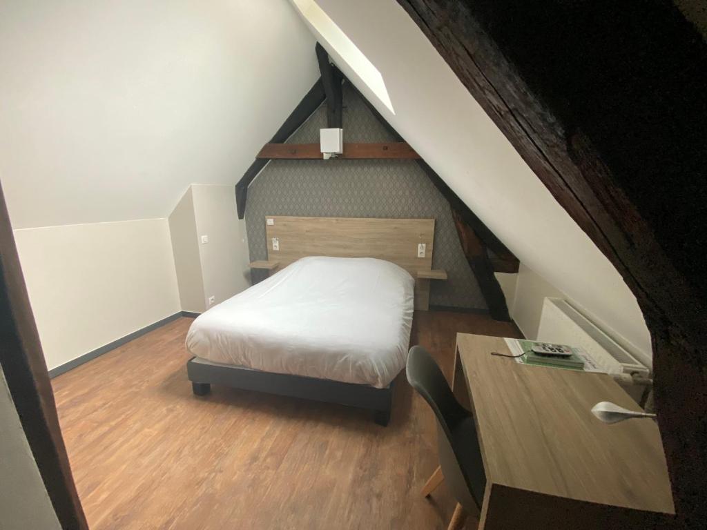 Postel nebo postele na pokoji v ubytování LOGIS - Hôtel & Restaurant Saint Nicolas
