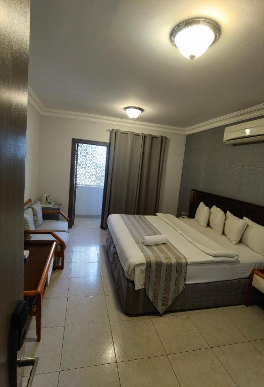 Postel nebo postele na pokoji v ubytování Al Ghubrah Plaza Hotel
