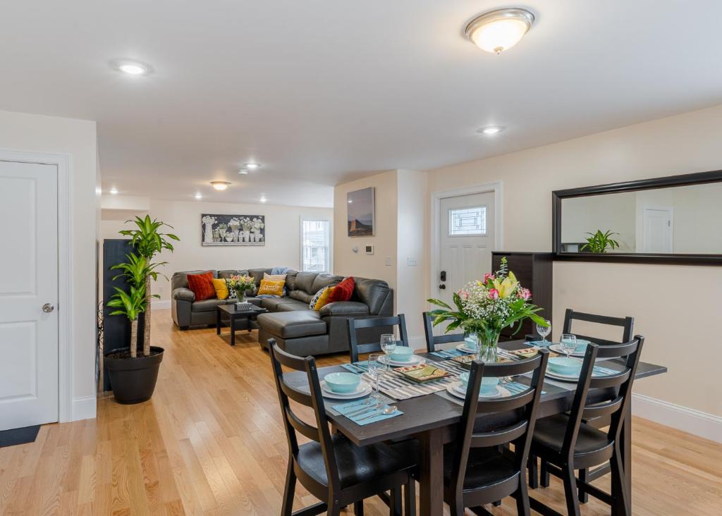 uma sala de jantar e sala de estar com mesa e cadeiras em 37-Greater Boston Cozy Townhouse em Quincy