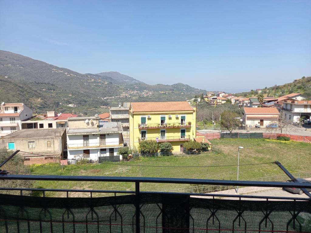 een uitzicht op een stad met een geel huis bij Appartamento Ambra in Librizzi