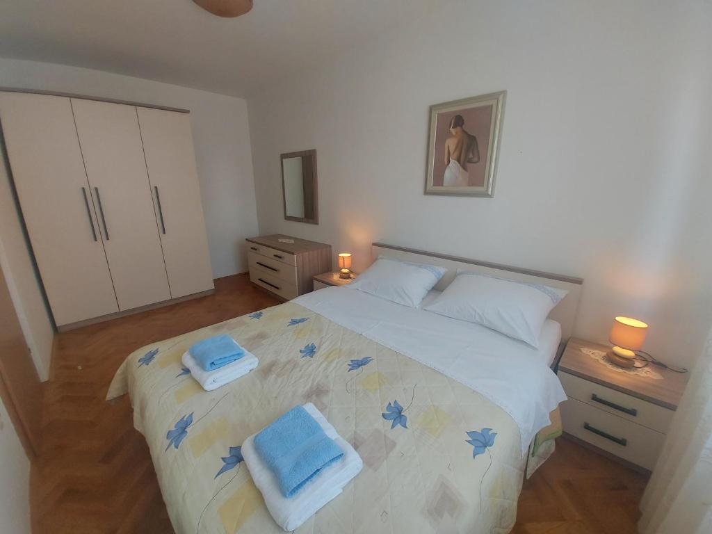 sypialnia z łóżkiem i dwoma ręcznikami na nim w obiekcie Apartment Ive w Bašce