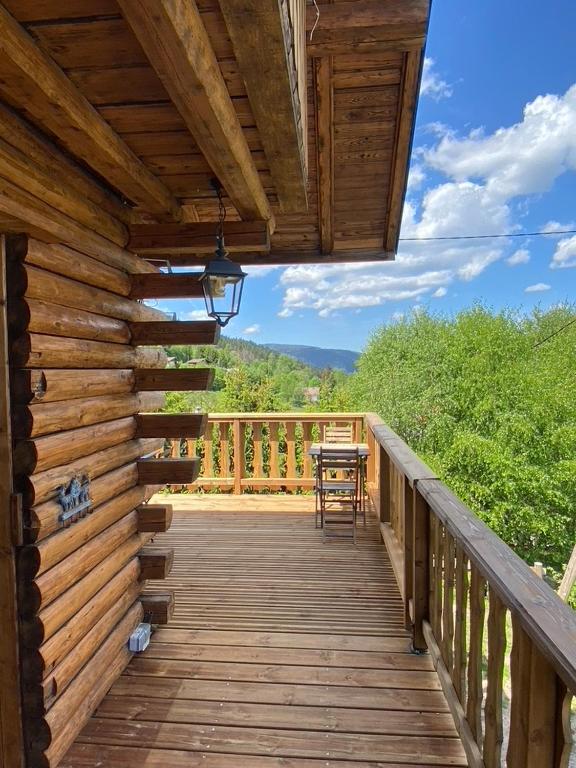 Balkón nebo terasa v ubytování Le Bois des Neiges Charmant chalet authentique à 5 mn de Gérardmer