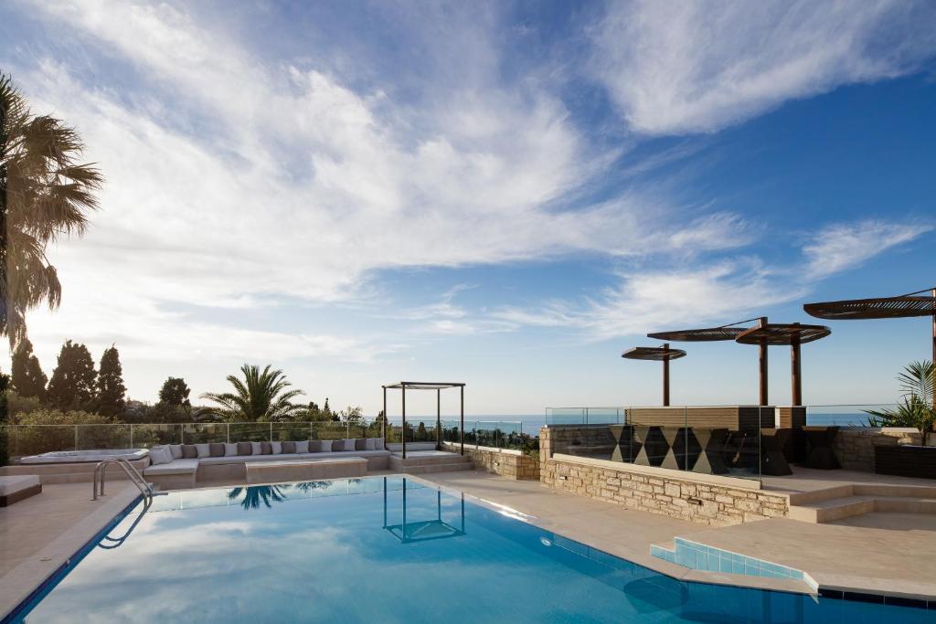 Het zwembad bij of vlak bij Alpha Luxury & Spa Villa