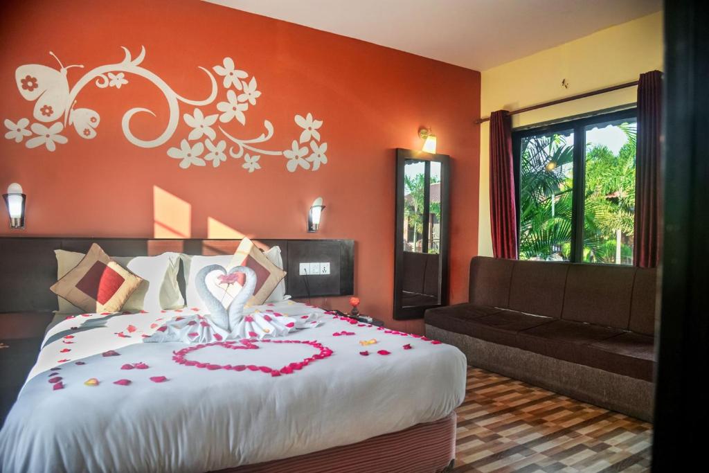 um quarto com uma cama com um coração em Vision Safari Pvt Ltd em Sauraha