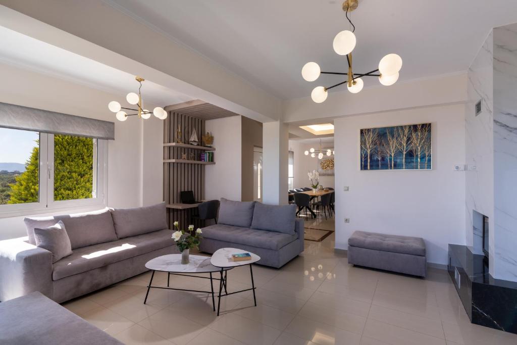 A seating area at Villa Aretousa 2