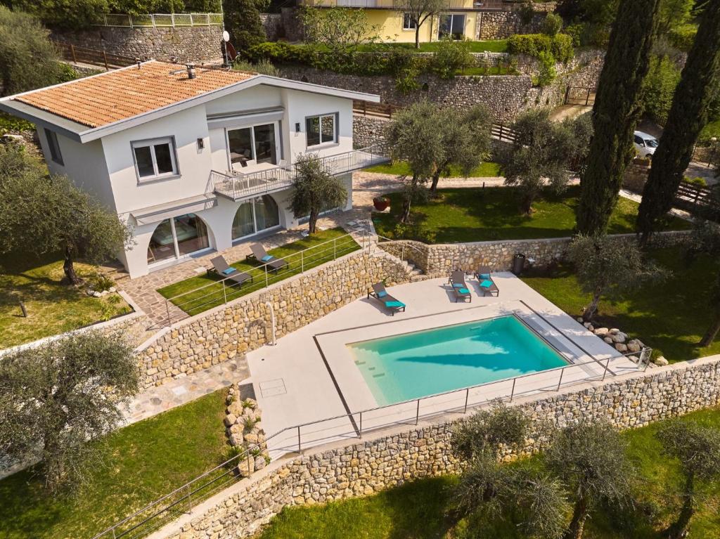 een luchtzicht op een huis met een zwembad bij Villa Paier Relais & Pool in Malcesine