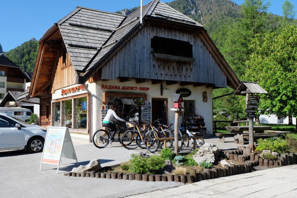 een gebouw met fietsen voor het gebouw bij Apartments Julijana in Kranjska Gora