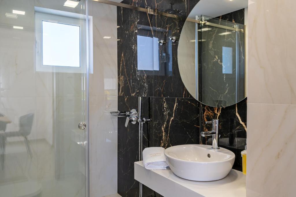 A bathroom at Villa Aretousa 2