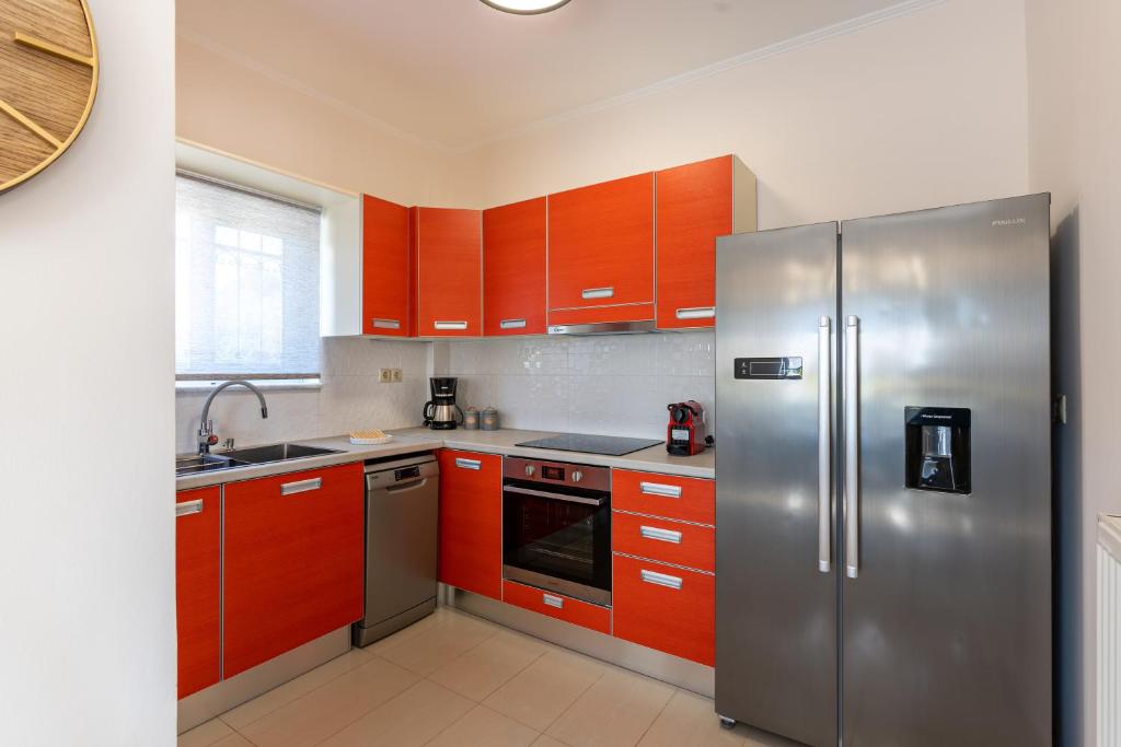 A kitchen or kitchenette at Villa Aretousa 2
