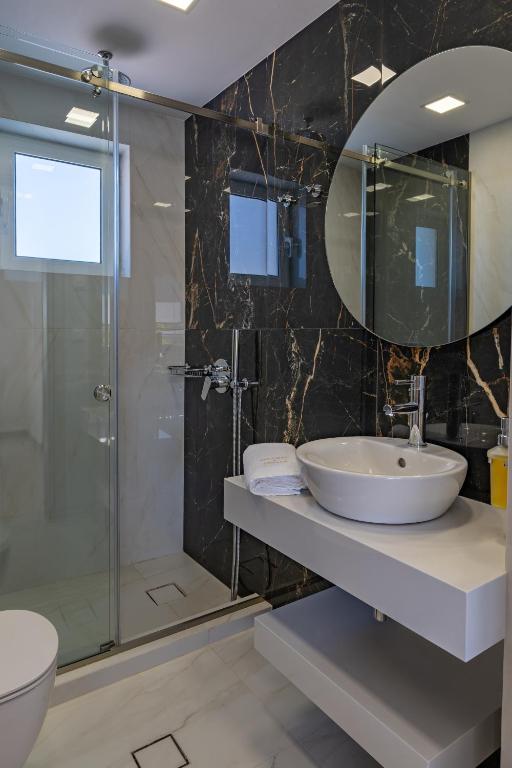 A bathroom at Villa Aretousa 2