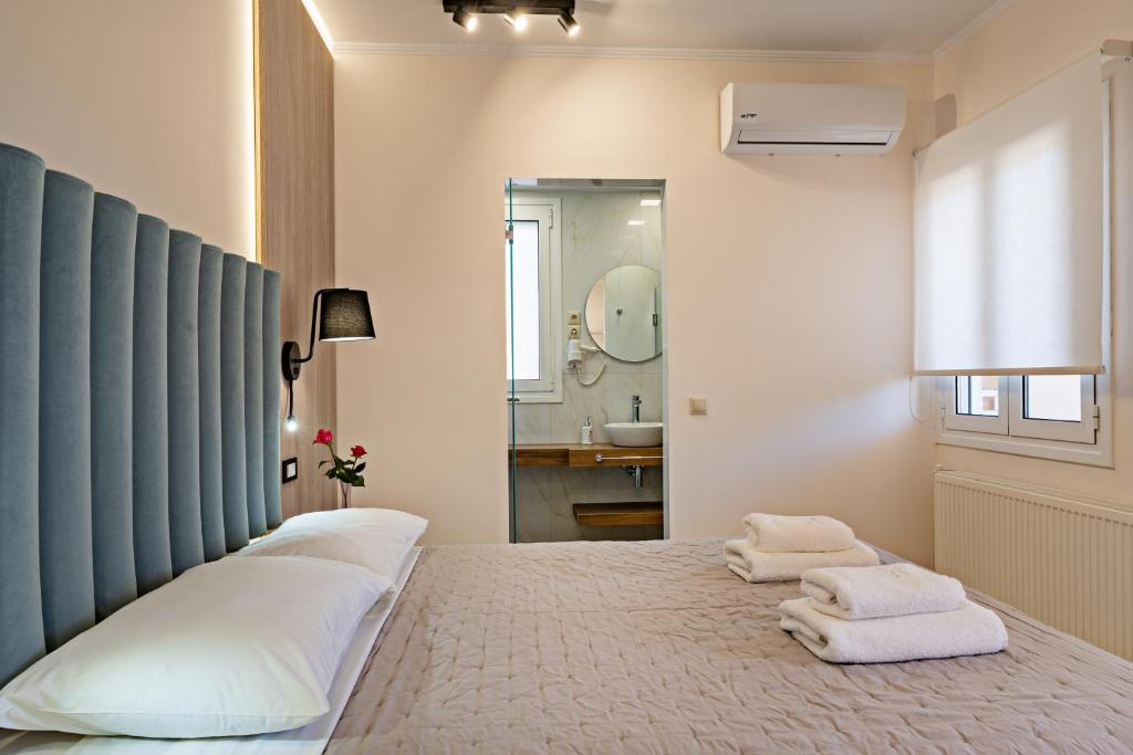 A bed or beds in a room at Villa Aretousa 2